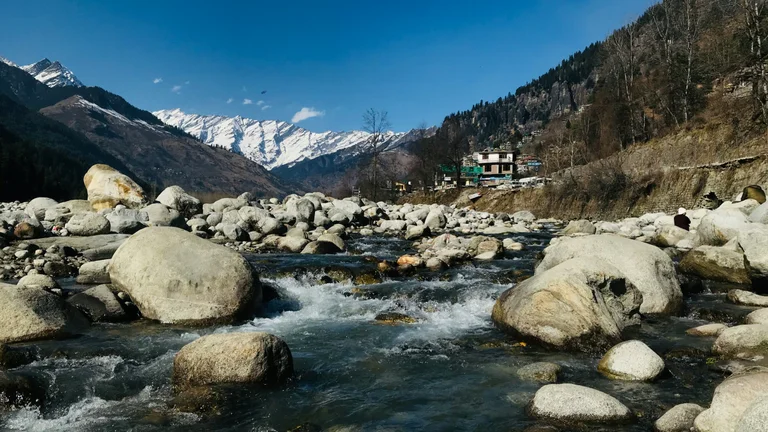 Buses to Manali on Scapia